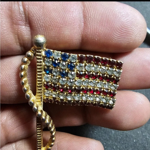 Rafaelian American Flag USA Red White Blue Rhinestone Vintage Gold Pin Brooch - Picture 2 of 6